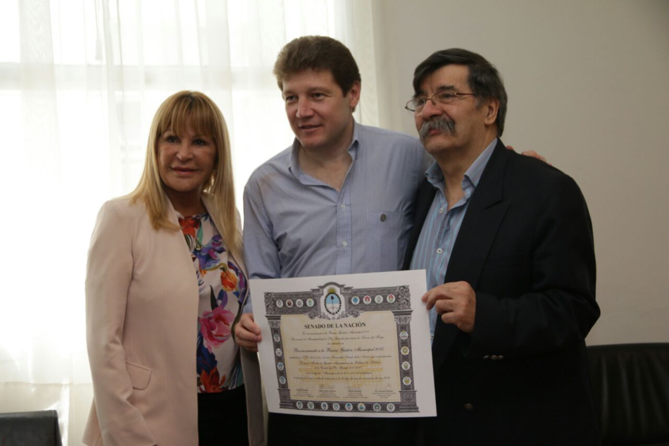 Entrega del reconocimiento Buena Gestión Municipal a Gustavo Melella, 2017.png