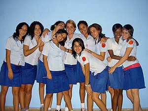 Alumnas cubanas de secundaria en el uniforme escolar cubano.