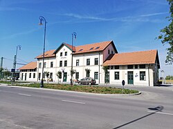 A városrész keleti részén, a Bem téren található a vasútállomás és az új autóbusz-terminál[1]