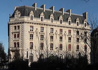 Caserne des Célestins à l'angle de la rue et du boulevard Henri-IV.