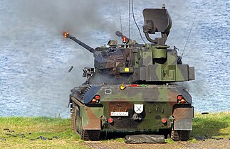 Tir d'un Flugabwehrkanonenpanzer Gepard allemand sur une cible volante (2004).