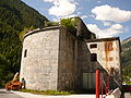 Il lato nordorientale rivolto verso il paese di Gomagoi nel 2008, sono visibili alcune feritoie per l'artiglieria del vecchio secondo e terzo livello.