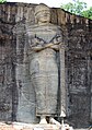 伝アーナンダ像　花崗岩　12世紀　像高7m　ガル・ヴィハーラ　スリランカの仏立像は（上掲のアウカナ仏のように）概して正面性・シンメトリーが強調されているものが多いが、この像は例外的にコントラポストをとっており、ポーズや半眼の相貌などにもほぼ類例が見られない[310]。