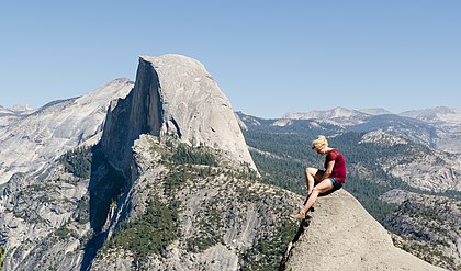 Garota posando no Glacier Point, Yosemite National Park com a formação conhecida como Meia Cúpula ao fundo. (definição 4 438 × 2 611)