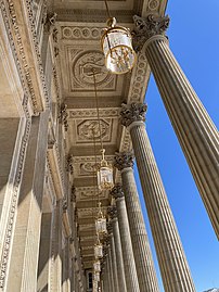 Die Decke der Loggia mit skulptierten Medaillons