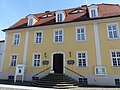 Wohnhaus mit Freitreppe, zwei seitlichen Remisengebäuden und zwei rückwärtigen Nebengebäuden sowie Garten mit Gartenpavillon (Kölbingsches Haus, Heimatmuseum Herrnhut)