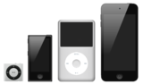 Die iPod Familie mit, von links nach rechts: der iPod Shuffle 4G, der iPod Nano 7G, der iPod Classic 6G und der iPod Touch 5G