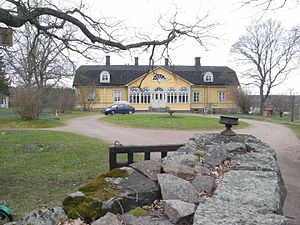 Jackarby Gård utanför Borgå i Finland. Byggnaden är ett bra exempel på 1700-talets arkitektoniska ideal för mindre herrgårdsbyggnader i Finland.
