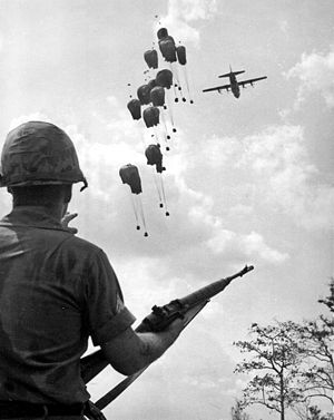 Викидання американськими літаками вантажів для десанту в операції «Джанкшен-сіті». Війна у В'єтнамі. 1967
