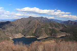 パノラマ台から望む御坂山地（王岳から鬼ヶ岳を経て三ッ峠山へと続く稜線）、右端に青木ヶ原樹海、右奥に西湖、その奥に河口湖（2014年12月13日）