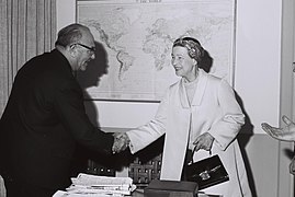 לוי אשכול מקבל את פני הסופרת הצרפתיה סימון דה בובואר במשרדו בתל אביב, 29 במרץ 1967