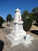 Le monument aux morts situé au sein du cimetière.