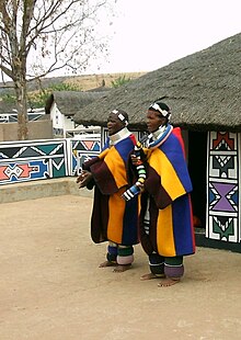 alt mulheres Ndebele usando os xales que representam o status de casadas