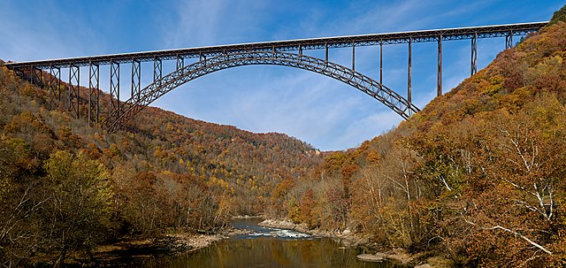 Мост Нью-Ривер Гордж около Файетвиля, Западная Виргиния — самый длинный и самый высокий стальной арочный мост Америки.