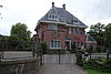 Villa met ommuurde tuin