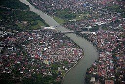 Pemandangan daerah hilir Batang Kuranji menuju muara di kawasan kota Padang. Tampak Jembatan Ulak Karang dan Jembatan KA Air Tawar melintang diatas sungai.