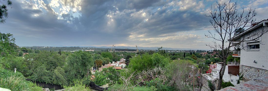 Zona noroeste de la ciudad, una de las más pobladas en parques. Foto tomada desde el mirador del barrio Cerro de las Rosas. De fondo el estadio olímpico.