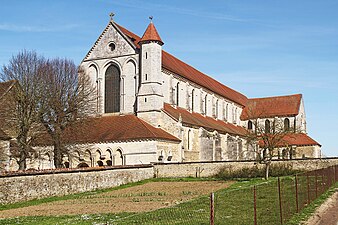 L'abbatiale dans son enclos.