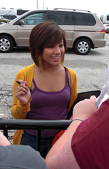 Malubay signing autographs during the American Idols LIVE! Tour 2008.