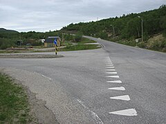 Vägskälet i Ifjord där fylkesväg 888 ansluter mot fylkesväg 98.