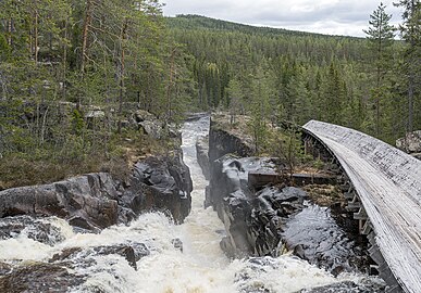 Rotälven kastar sig ner i förkastningssprickan. Till höger timmerrännan.