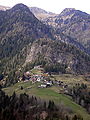 La remota frazione di Costoia, proprio sotto le pendici del gruppo montuoso del Sasso Bianco