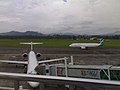 SilkAir di Lapangan Terbang Antarabangsa Sam Ratulangi di Manado. (atas)