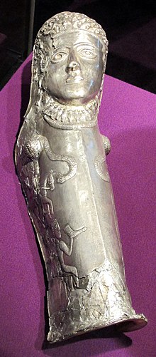 Thracian greave with the face of the Snake-Goddess at the top and serpentine dragons immediately beneath Sepoltura principesca di agighiol, paramento in argento, 350-300 ac. ca. 02.JPG