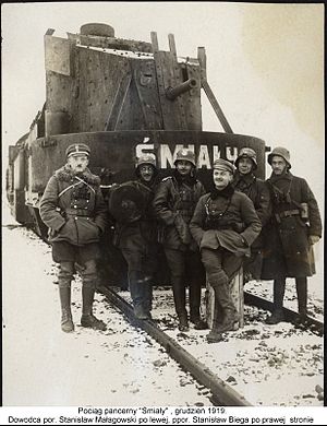 Der Artilleriewagen des Panzerzuges Śmiały im Dezember 1918.