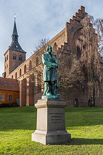 La statue de Hans Christian Andersen, par le sculpteur Louis Hasselriis. Réalisée en 1888, elle se situe derrière la cathédrale Saint-Knud d'Odense, au Danemark, dans la ville natale de l'écrivain. (définition réelle 4 000 × 6 000)