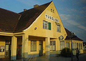Bahnhofsgebäude in Tüßling (Bahnsteigseite)