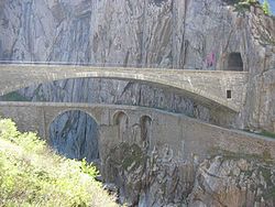 גשר מודרני מעל "גשר השטן" הישן, מעל קניון שלנן