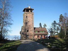 Aussichtsturm mit Ausflugsheim auf dem Gipfelplateau