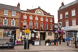 Piazza del mercato a Wantage col The Bear Hotel in primo piano