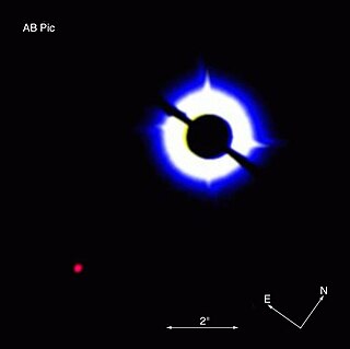 Aufnahme der VLT-NACO von AB Pictoris, abgedeckt durch eine Maske, und seinem Begleiter unten links.