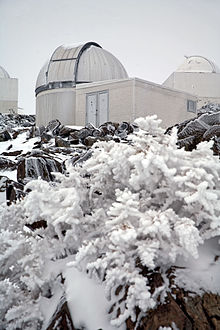 Photographie d'un bâtiment blanc avec un dôme.