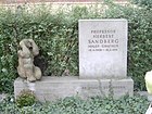 Trauernde Frau, auf dem Grab von Herbert Sandberg
