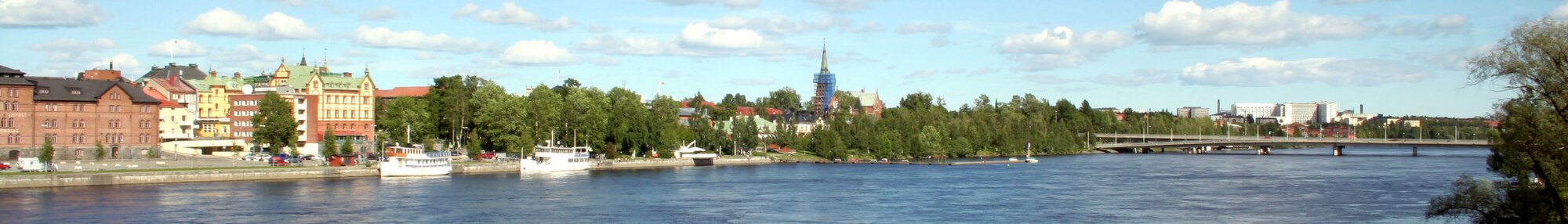 Umeå egy folyóparti városképe