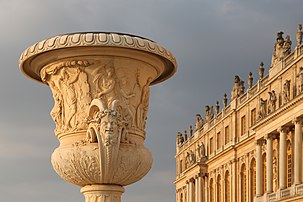 Le vase de la paix, à proximité de la façade ouest du château de Versailles. (définition réelle 4 038 × 2 692)