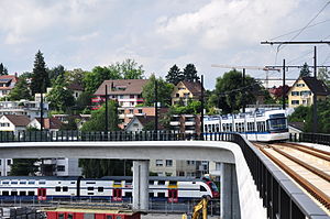 전차가 슈타트반 고가교에서 발리젤렌역으로 내려오는 동안 S반 열차는 출발한다.