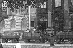 Column of lorries in front of a Warsaw museum loaded with stolen art treasures, 1944 Warsaw 1944 by Baluk - 26320.jpg