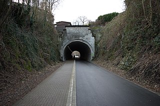 Der Aufschluss am östlichen Tunnelportal des Fatloh-Tunnels, der Eingang zur Höhle soll sich auf der südlichen Seite (links) befinden.[A 1]