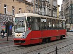 Een gemoderniseerde Konstal-tram 105Na wordt aangeduid als 105N-2K; deze tram staat defect nadat de pantograaf van de bovenleiding is geklapt. Zabrze, 2011.