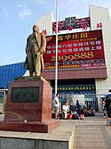Patung Zhan Tianyou di alun-alun di depan stasiun sebelum renovasi