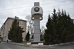 Стела в честь 40-летия Победы на углу улиц Даурской и Гвардейской (апрель 2021)