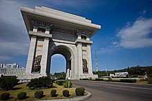 Arch of Triumph in Pyongyang. 0643 - Nordkorea 2015 - Pjongjang - Triumphbogen (22781888920).jpg