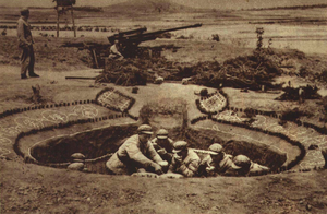 Перерыв на обед на позиции 85-мм зенитной пушки китайских добровольцев во время войны в Корее в 1952 году.