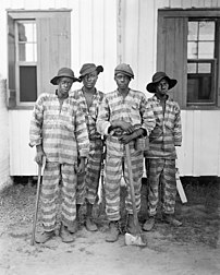 Les membres d'un chain gang dans le Sud des États-Unis (entre 1900 et 1906). (définition réelle 7 402 × 9 252)