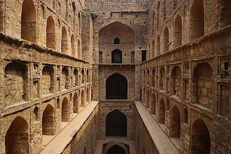 Stepenasti bunar Agrašen ki Baoli u Nju Delhiju. Veruje se da je legendarni kralj Agrašen sagradio bunar na ovom mestu. Obnova bunara datira iz 13. i 14. veka. Bunar je dugačak 60, a širok 15 metara. 108 stepenika vode do dna bunara, a zidovi u tri nivoa, ukrašeni su lukovima. U popularnoj kulturi, česta je lokacija bolivudske produkcije