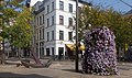 Antwerpen, bloemversiering en anker op kruispunt Sint Paulusplaats-en straat op de achtergrond lijstgevel Sint-Pietersvliet 29